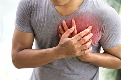 "Recognizing the Warning Signs: How to Identify Chest Pain Caused by a Heart Attack – Expert Cardiologist Insights"