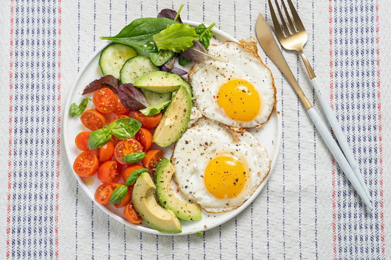 "Carbs vs Fats for Breakfast: The Best Choice for Healthy Weight in Men and Women"