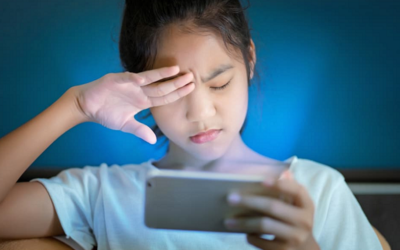 "Excessive Mobile Use: How Watching Reels for Hours Can Harm Your Health and Well-Being"